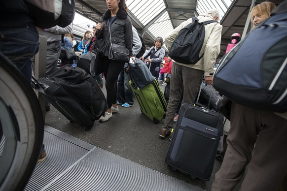 Passengers walk on the platform 4-6 at the CFF train station Cornavin, in Geneva, Switzerland, Monday, June 10, 2013. (KEYSTONE/Salvatore Di Nolfi)