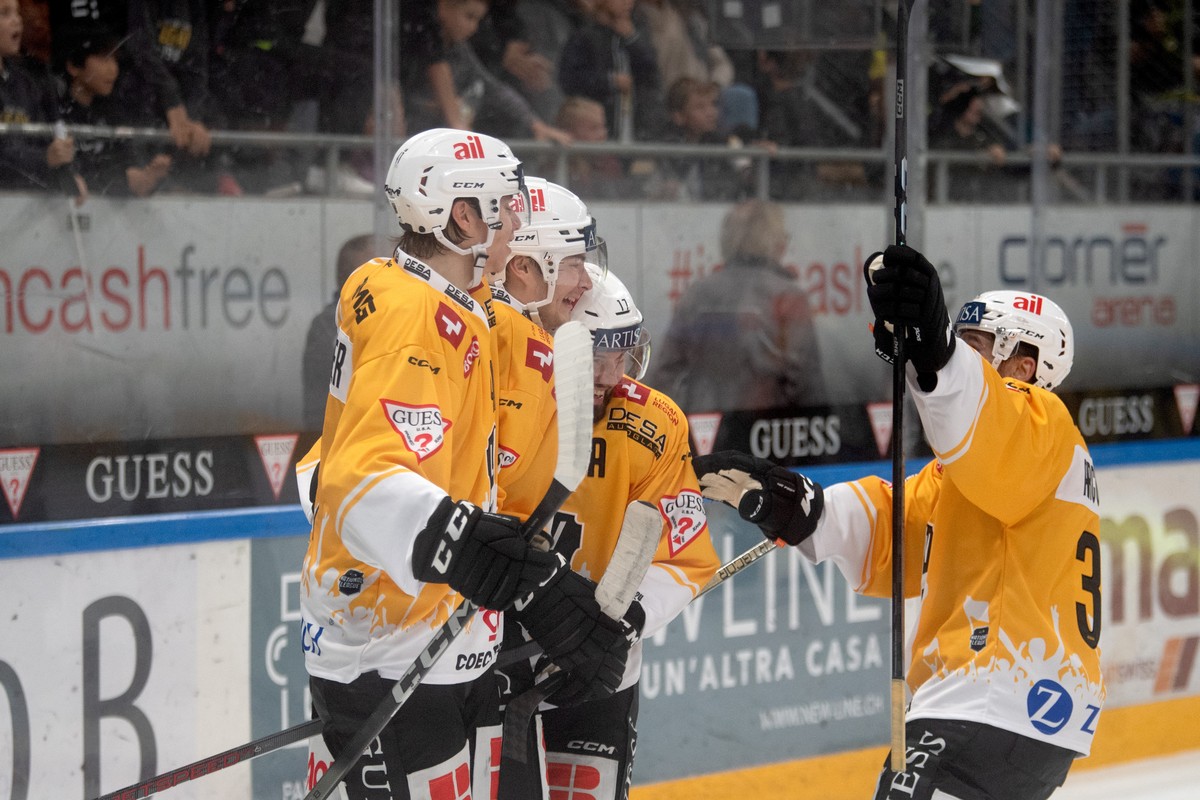 Lugano's player Matthew Verboon, center, celebrates the 2-1 goal with team mates, during the preliminary round game of National League Swiss Championship 2023/24 between HC Lugano and Fribourg Go ...