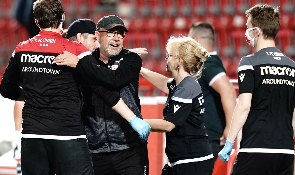 epa08489407 Berlin's head coach Urs Fischer (3-L) and his team celebrate after the German Bundesliga soccer match between 1. FC Union Berlin and SC Paderborn 07 at the Stadion An der Alten Foerst ...