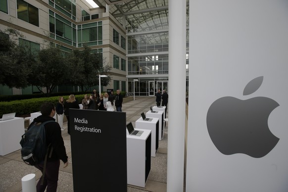 The exterior of Apple headquarters is seen before an event to announce new products at the company&#039;s headquarters Monday, March 21, 2016, in Cupertino, Calif. (AP Photo/Marcio Jose Sanchez)