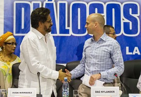 Der niederländische Diplomat Dag Nylander (r) und FARC-Kommandant Ivan Marquez geben sich anlässlich der Medienkonferenz in Havanna am 16. Mai die Hand.