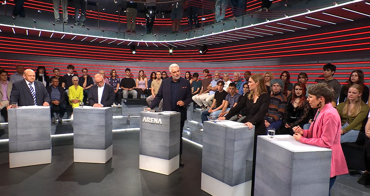Die Runde in der SRF-Arena (von links): Ernst Wandfluh (SVP), Moderator Sandro Brotz, Hanspeter Hilfiker (FDP), Corina Gredig (GLP) und Lisa Mazzone (Grüne).