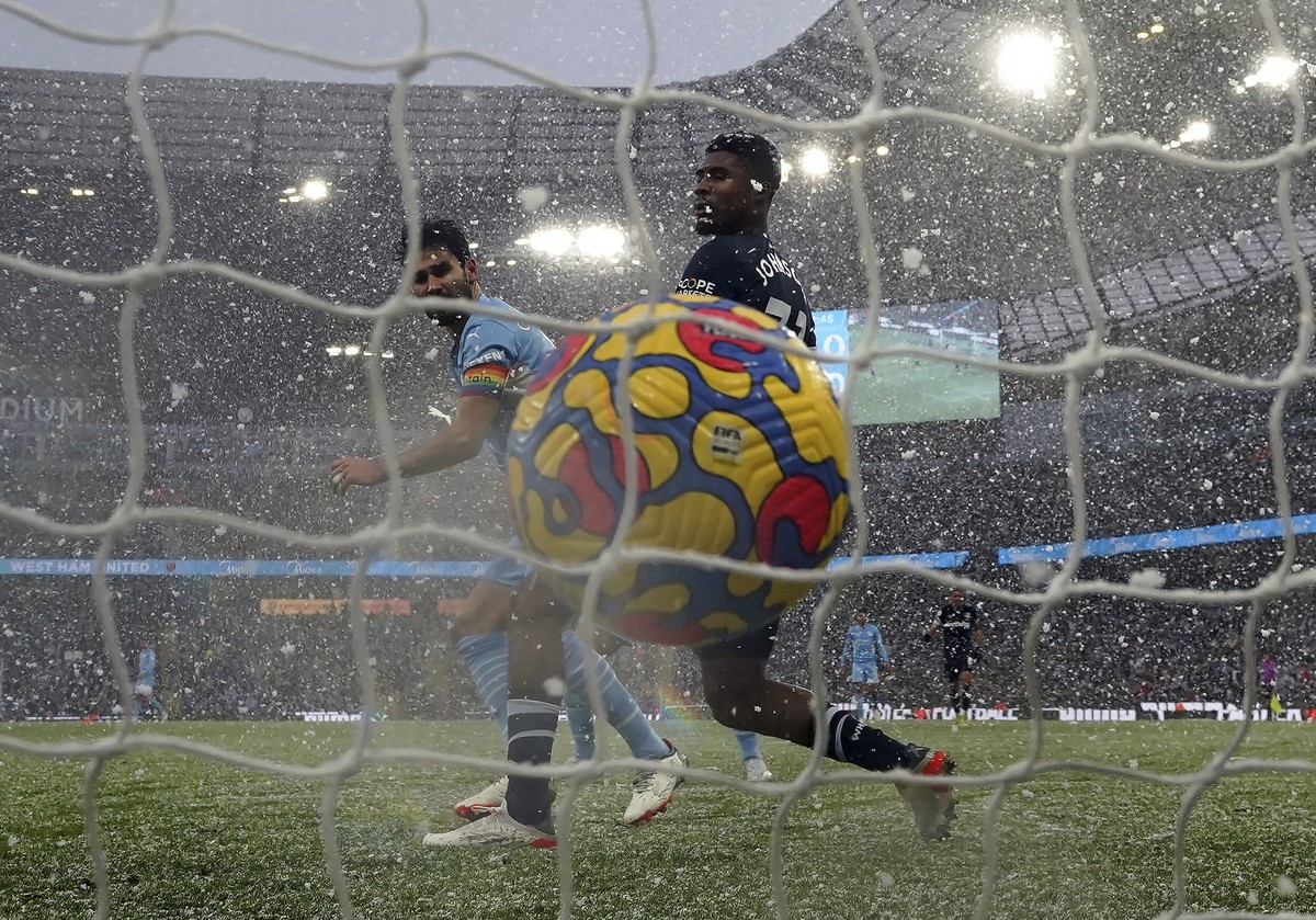 Manchester City's Ilkay Gundogan, left, scores his side's first goal during the English Premier League soccer match between Manchester City and West Ham United at the Etihad stadium in Manch ...