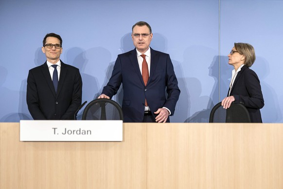 epa10538118 Swiss National Bank&#039;s (SNB) Chairman of the Governing Board Thomas Jordan (C), Vice Chairman of the Governing Board Martin Schlegel (L) and Member of the Governing Board Andrea Maechl ...