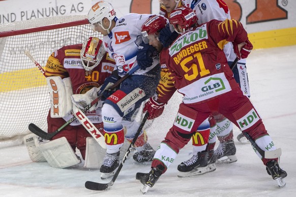 Tigers, Goalie Damiano Ciaccio, Nils Berger, Flurin Randegger, von links, kaempfen um den Puck, gegen Lions Chris Baltisberger, Mitte, waehrend dem Meisterschaftsspiel der National League, zwischen de ...