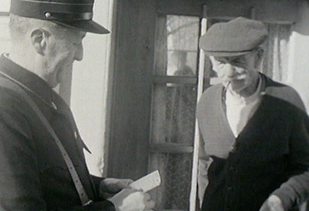 Ein Pöstler bringt diesem Rentner im Jahr 1948 die AHV vorbei.