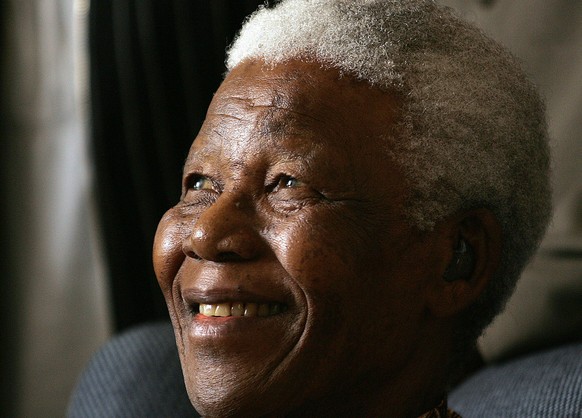Nelson Mandela, Politiker FILE -- In this Jan. 31, 2006 file photo former South African President Nelson Mandela smiles during his meeting in Johannesburg, South Africa. Some relatives of Mandela say a new book by a military doctor that documents Mandela's treatment before his 2013 death violates doctor-patient confidentiality. However, the now-retired doctor, Vejay Ramlakan, said in an interview broadcast over the weekend on the eNCA news channel that the Mandela family had requested that the book be written. (AP Photo/Themba Hadebe, File)