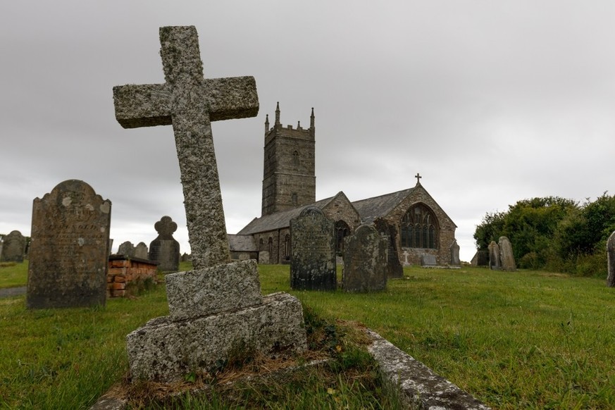 St Eval, Wadebridge PL27 7UG, UK 4. Juli 2022 Ein christlicher Kreuzgrabstein im Friedhof der St. Eval Norman mittelalterlichen Kirche. 13. Jahrhundert