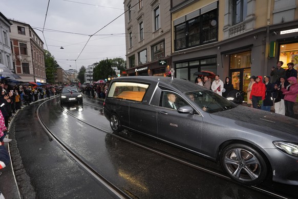 epa13197280 The bier bearing the casket of King Harald V passes by Hegdehaugsveien in Oslo, Norway, 28 August 2026. The bier bearing the casket of King Harald V was transported in a motorcade from the ...