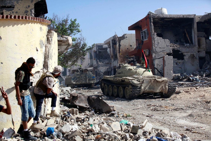 Fighters of Libyan forces allied with the U.N.-backed government take cover during a battle with Islamic State militants in Ghiza Bahriya district in Sirte, Libya October 31, 2016. REUTERS/Hani Amara  ...