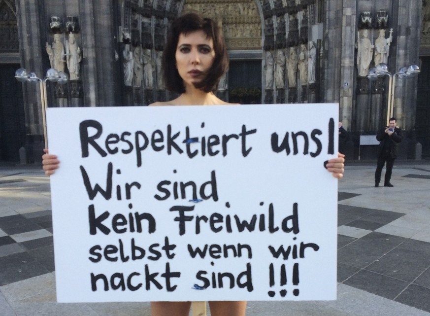Die Schweizer Performerin Milo Moire demonstrierte am 8. Januar 2016 vor dem Kölner Dom gegen die sexuellen Übergriffe während der Silvesternacht.