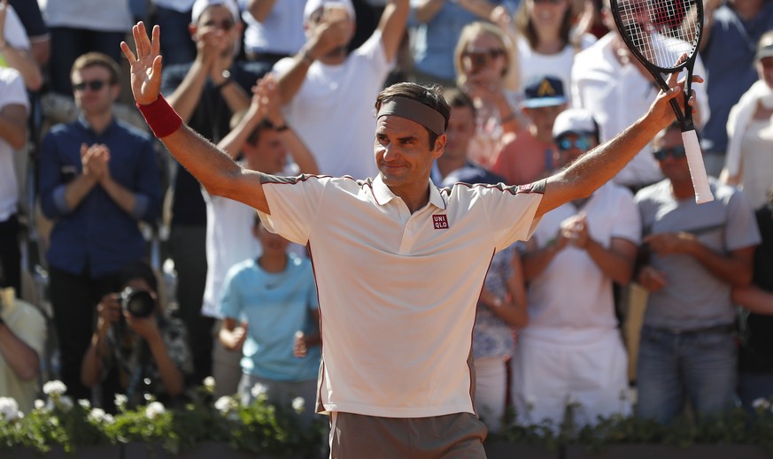 Switzerland's Roger Federer reacts to cheering spectator during his third round match of the French Open tennis tournament against Belgium's David Goffin at the Roland Garros stadium in Paris, Friday, ...