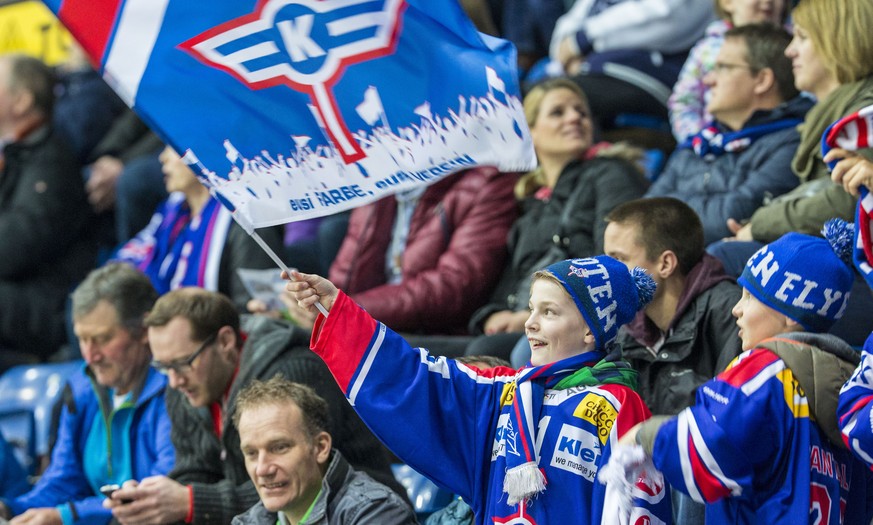 Zwei junge Fans des EHC Kloten feiern einen Treffer ihres Teams im dritten Eishockey Spiel der Platzierungsrunde der National League A zwischen dem EHC Kloten und dem HC Ambri-Piotta am Samstag, 11. M ...