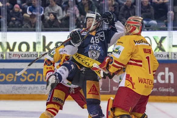 Carl Klingberg, links, von Zug im Spiel gegen Torhueter Jonas Hiller, rechts, von Biel beim Eishockey Meisterschaftsspiel in der Qualifikation der National League zwischen dem EV Zug und dem EHC Biel  ...