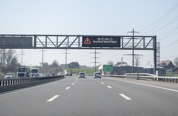 Eine Informationstafel informiert ueber die beschraenkte Ausreise nach Deutschland, Frankreich, Oesterreich und Italien auf der Autobahn A-4 bei Rotkreuz in Richtung sueden, am Mittwoch, 18. Maerz 202 ...