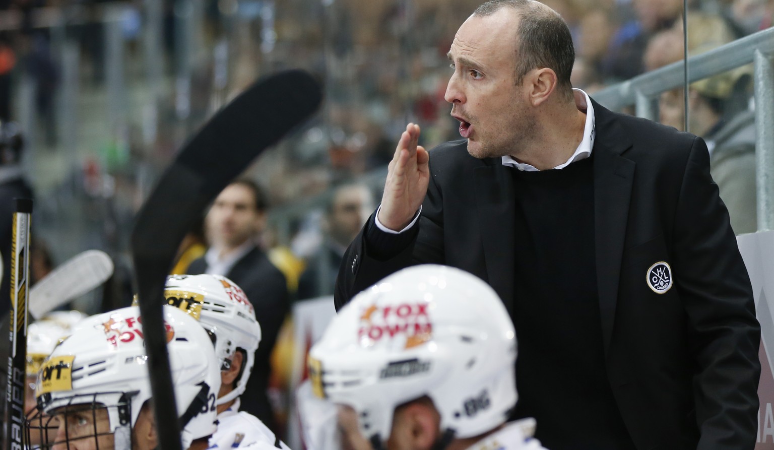 ARCHIVBILD ZUR MELDUNG, DASS CHRISTIAN WOHLWEND NEUER DAVOS-TRAINER WIRD --- Luganos Trainer Christian Wohlwend gibt seinen Spielern Anweisungen im Eishockey-Meisterschaftsspiel der National League A  ...