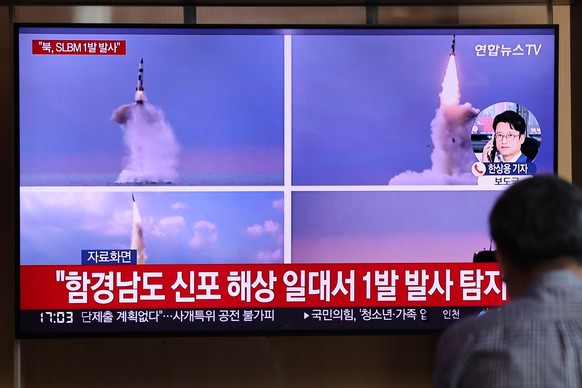 epa09931450 A news report on North Korea&#039;s short-range ballistic missile launch is aired on a TV screen at Seoul Station in Seoul, South Korea, 07 May 2022. South Korea&#039;s military said on th ...