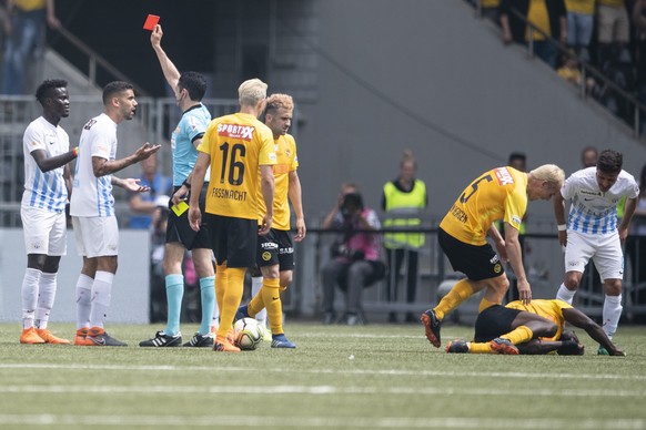 Zuerichs Sangone Sarr, links, erhaelt die Gelb-Rote Karte im Schweizer Fussball Cupfinalspiel zwischen den Berner Young Boys und dem FC Zuerich, am Sonntag 27. Mai 2018, im Stade de Suisse in Bern. (K ...