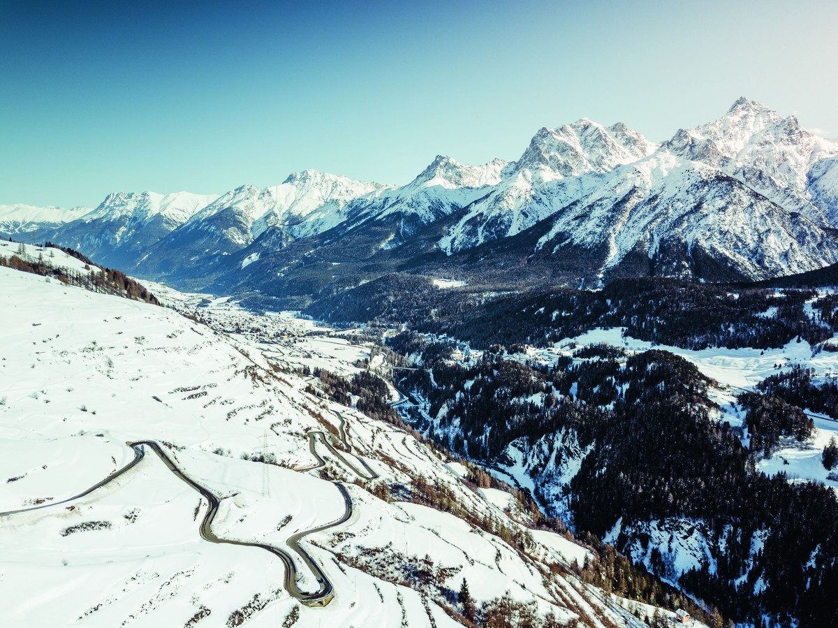 Schweiz. ganz natuerlich. Roadcycling auf der legendaeren Tremola ueber den Gotthardpass. Bikerin: Jennifer Bernard.