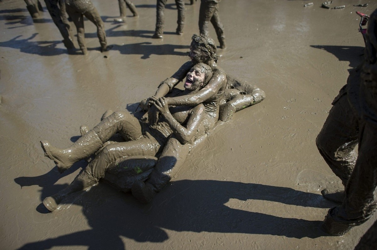 BILD DER WOCHE NATIONAL - Festivalvisitors dancing in the mud during the OpenAir St. Gallen on Sunday, June 30, 2013, in St. Gallen. The OpenAir St.Gallen is one of the oldest outdoor festivals in Swi ...