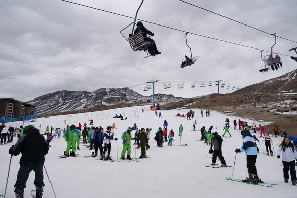 KEYPIX - epa13101716 People gather to go skiing at the El Colorado Mountain Resort in the Andes Mountains, 50 kilometers from Santiago, Chile, 9 July 2026. Chile has officially kicked off its ski seas ...