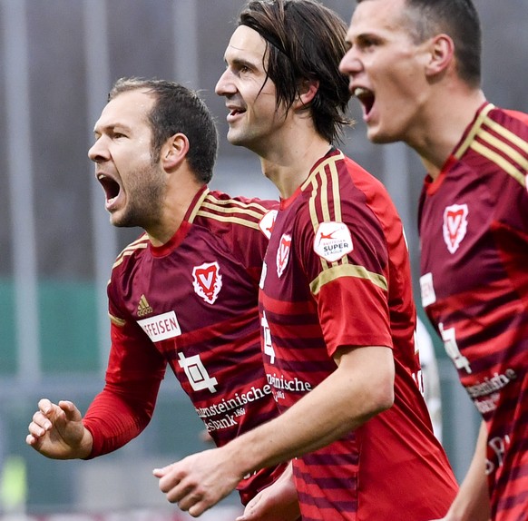 Die Vaduzer Vaduz’ Franz Burgmeier, 2-0 Torschuetze Vaduz’ Marco Mathys und Vaduz’ Stjepan Kukuruzovic, von links, bejubeln Mathys&#039; Treffer zum 2-0, im Fussball Super League Spiel zwischen dem FC ...