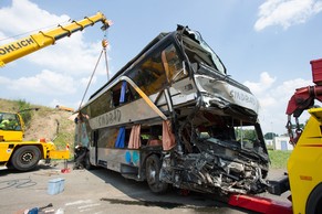Das Wrack des Reisecars wird geborgen.