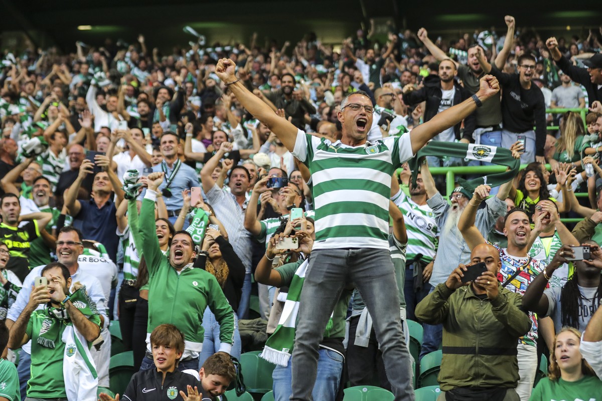 epa10182064 Sporting supporters celebrate a goal during the UEFA Champions League group D soccer match between Sporting CP and Tottenham Hotspur held at Alvalade Stadium in Lisbon, Portugal, 13 Septem ...