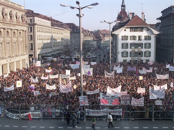 Nach der Nicht-Wahl von Bundesratskandidatin Christiane Brunner demonstrieren am 10. Maerz 1993 hunderte von Menschen vor dem Bundeshaus in Bern. (KEYSTONE/Str)
