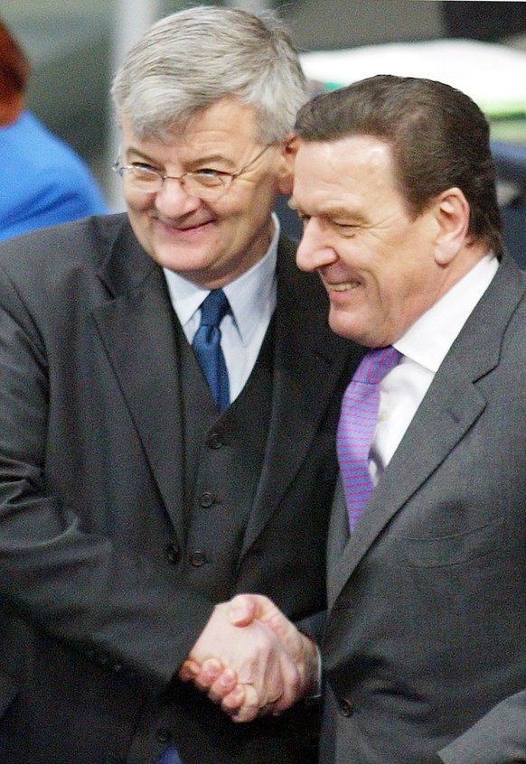 Bundeskanzler Gerhard Schroeder, rechts, begruesst Aussenminister Joschka Fischer vor seiner Regierungserklaerung zum Irak-Konflikt im Bundestag in Berlin am 13. Februar 2003. Fischer will offenbar ni ...