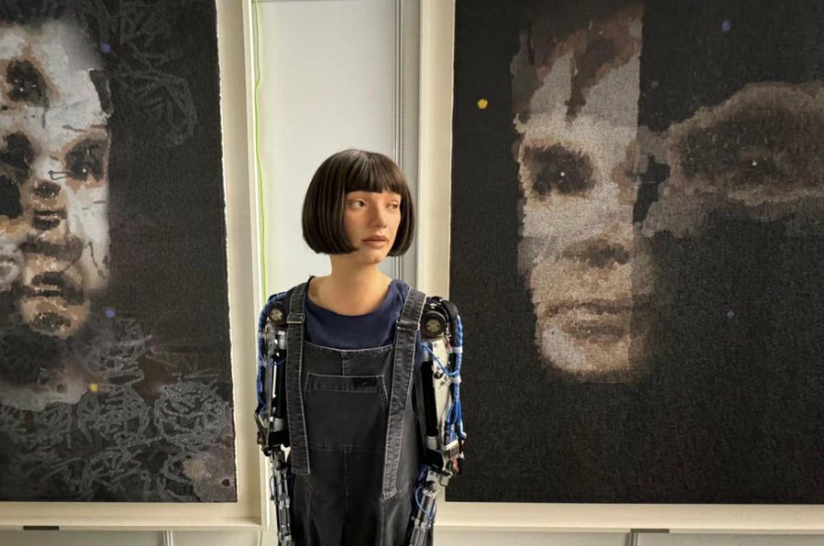 Ai-da robot painter