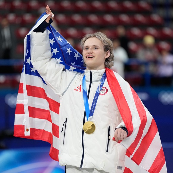 Team USA's Ilia Malinin celebrates with his gold medal after the figure skating team event at the 2026 Winter Olympics, in Milan, Italy, Sunday, Feb. 8, 2026. (AP Photo/Ashley Landis)
Team USA,Il ...