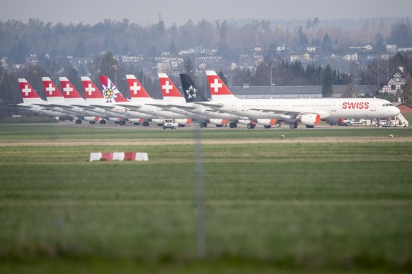 Heckflossen so weit das Auge reicht: Zahlreiche Swiss-Maschinen stehen derzeit unbenutzt auf dem Militärflugplatz Dübendorf.