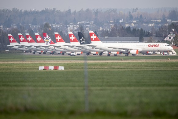 Parkierte Maschinen der Swiss auf dem Flughafen in Duebendorf, am Freitag, 20. Maerz 2020 aufgenommen von Duebendorf. Aufgrund des stark reduzierten Flugangebots der Fluggesellschaft Swiss werden Flug ...