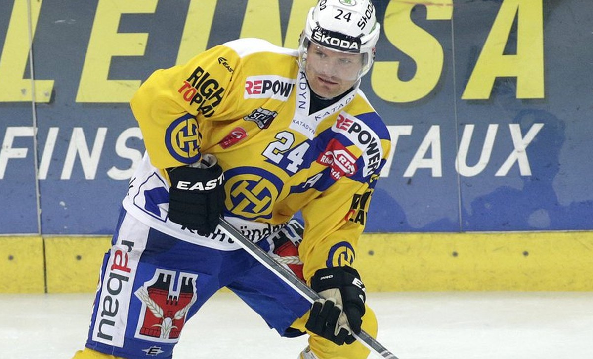 Davos' Josef Marha, of Czech Republic, controls the puck, during the game of National League A (NLA) Swiss Championship between EHC Biel-Bienne and HC Davos, at the ice stadium Eisstadium Biel, i ...