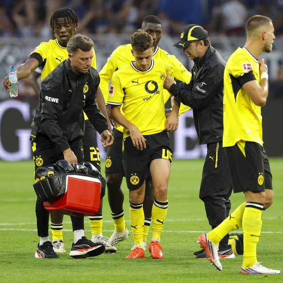 epa13198997 Giannis Konstantelias of Dortmund is replaced during the German Bundesliga soccer match between Borussia Dortmund and Hamburger SV in Dortmund, Germany, 29 August 2026. EPA/CHRISTOPHER NEU ...