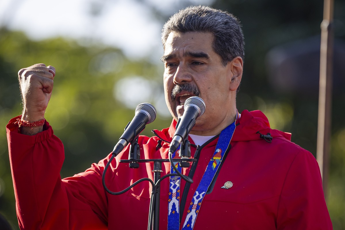 epa12449687 Venezuelan President Nicolas Maduro speaks during an event commemorating Indigenous Resistance Day in Caracas, Venezuela, 12 October 2025. EPA/MIGUEL GUTIERREZ