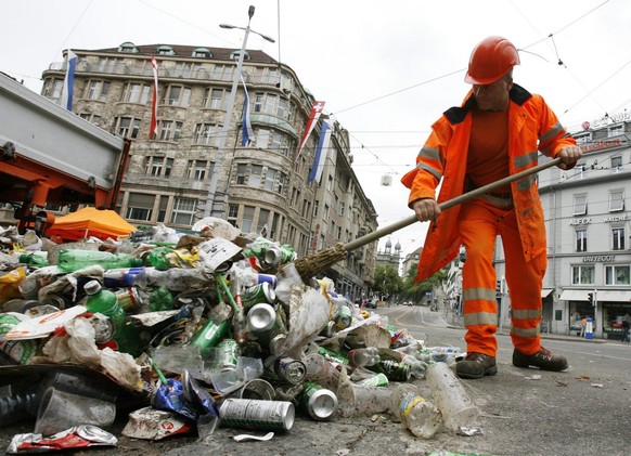 Entsorgung &amp; Recycling Zürich ist mit etwa 200 Einsatzkräften im Einsatz.