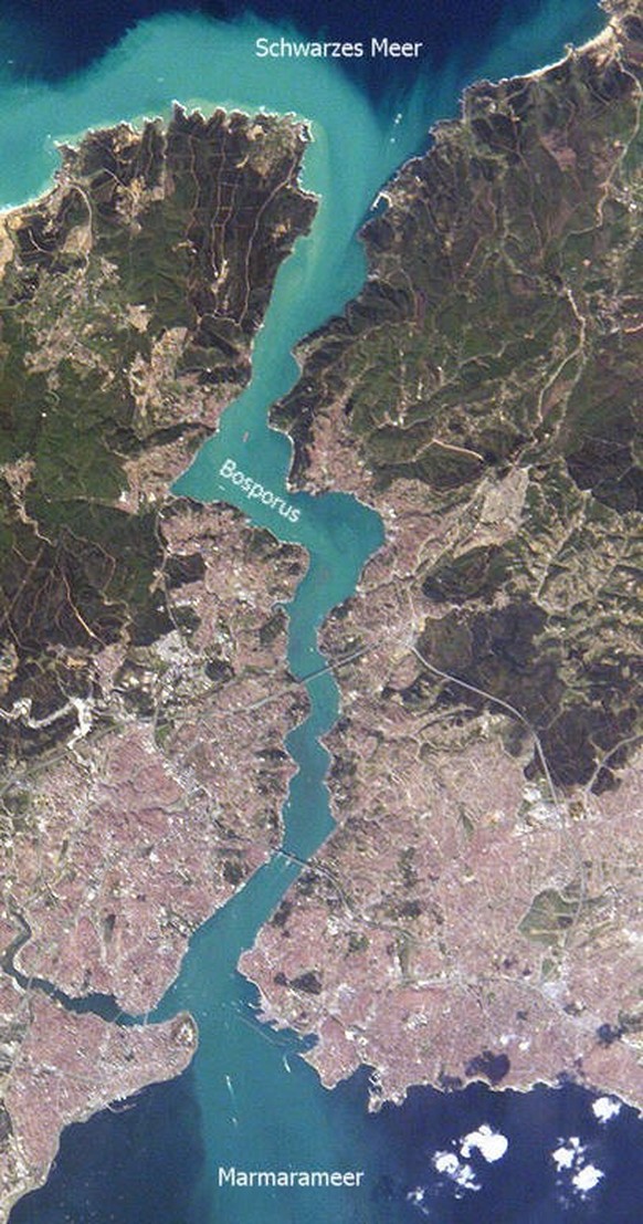 Der Bosporus, im unteren Teil des Bildes İstanbul, das sowohl in Europa (links) als auch in Asien (rechts) liegt. 
https://de.wikipedia.org/wiki/Bosporus#/media/Datei:Bosporus.jpg