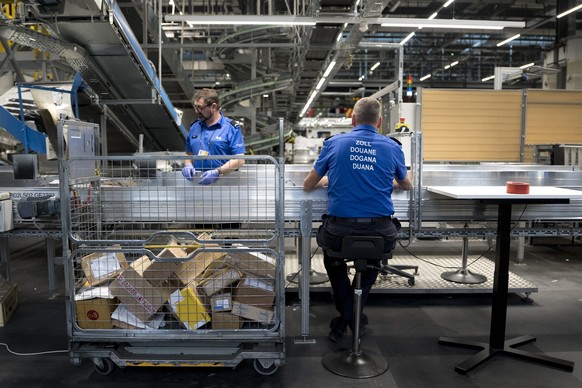 Mitarbeiter des Bundesamt fuer Zoll und Grenzsicherheit ueberpruefen Import-Sendungen des Online-Handels anlaesslich einer Schwerpunktkontrolle im Briefzentrum Muelligen aufgenommen am Freitag 7. Nove ...