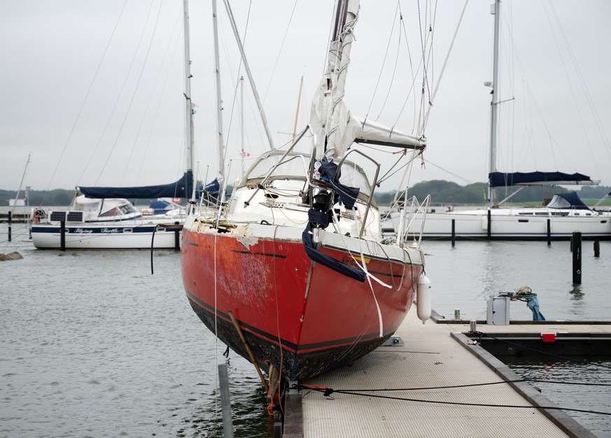 October 21, 2023, Schleswig-Holstein, Maasholm: A damaged ship lies on a jetty in the harbor after a storm surge.  Photo: Daniel Bockwoldt/dpa/Daniel Bockwoldt +++ dpa-Bildfunk +++