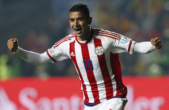 epa04822049 Paraguayan striker Derlis Gonzalez celebrates after scoring in the penalty shoot-out during the Copa America 2015 quarter-final soccer match between Brazil and Paraguay, at Estadio Municip ...