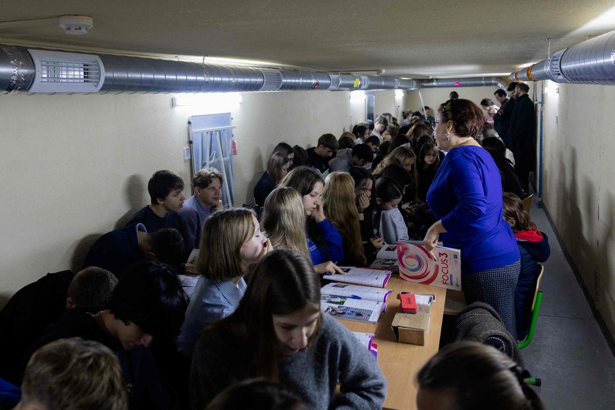 A Kiev, les jeunes élèves sont habitués à suivre leurs cours dans des abris souterrains.