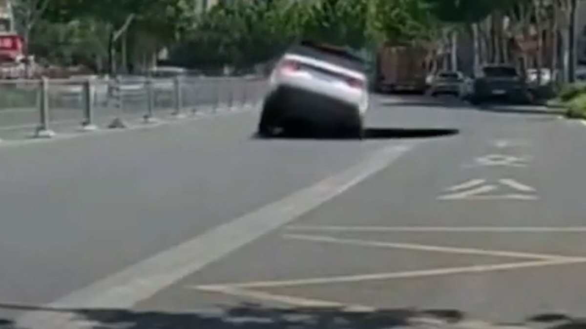 SUV verschwindet in Senkloch