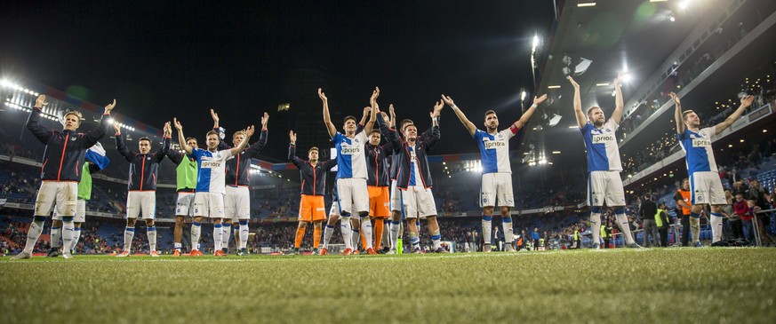 Die Spieler von GC feiern ihren Sieg ueber Basel nach dem Fussball Meisterschaftsspiel der Super League zwischen dem FC Basel 1893 und dem Grasshopper Club Zuerich, im Stadion St. Jakob-Park in Basel, ...