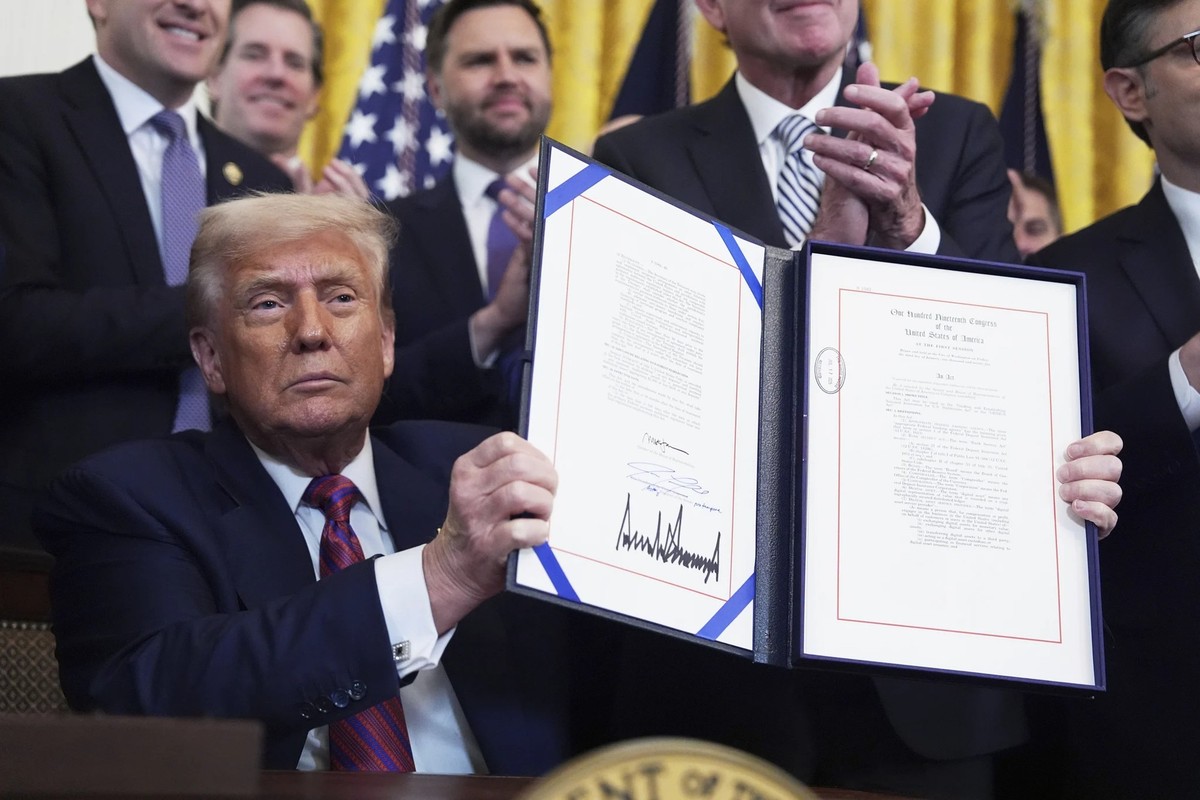 Une signature qui devrait permettre à Donald Trump de gagner encore plus d'argent : Le président américain signe la loi sur la promotion des stablecoins.
