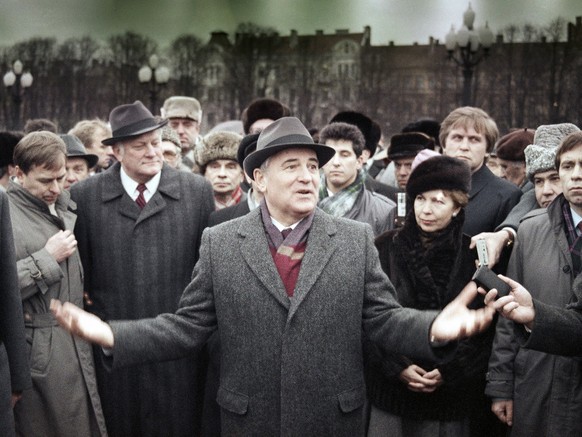 FILE - Soviet President Mikhail Gorbachev gestures while speaking to Lithuanians at the Lenin monument in Vilnius, Soviet Union, Thursday, Jan. 11, 1990. Russian news agencies are reporting that forme ...