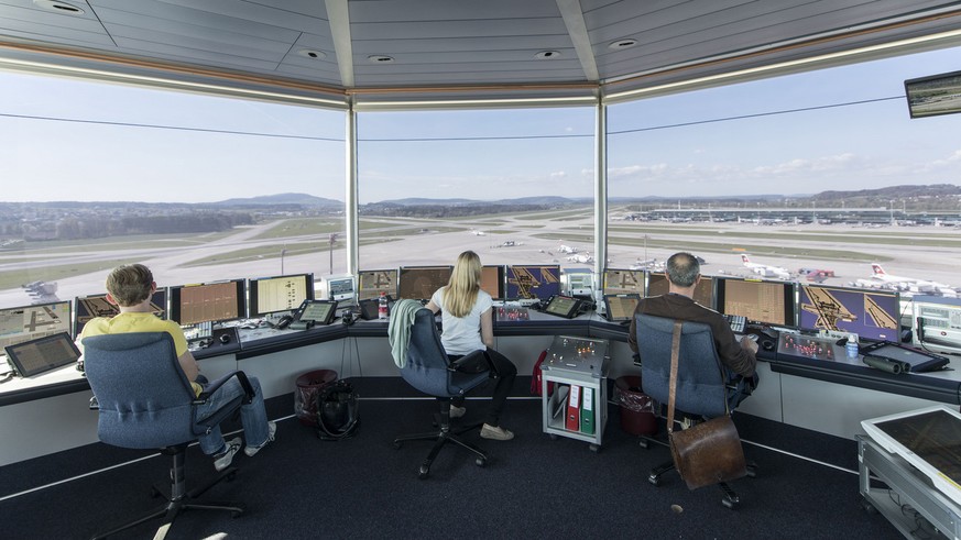 Mitarbeiter von Skyguide kontrolliert die Monitore und hat Blick auf das Flugfeld, bei Skyguide im Tower des Flughafen Zuerich Kloten, aufgenommen am 10. April 2014. Im Tower am Flughafen Zuerich uebe ...