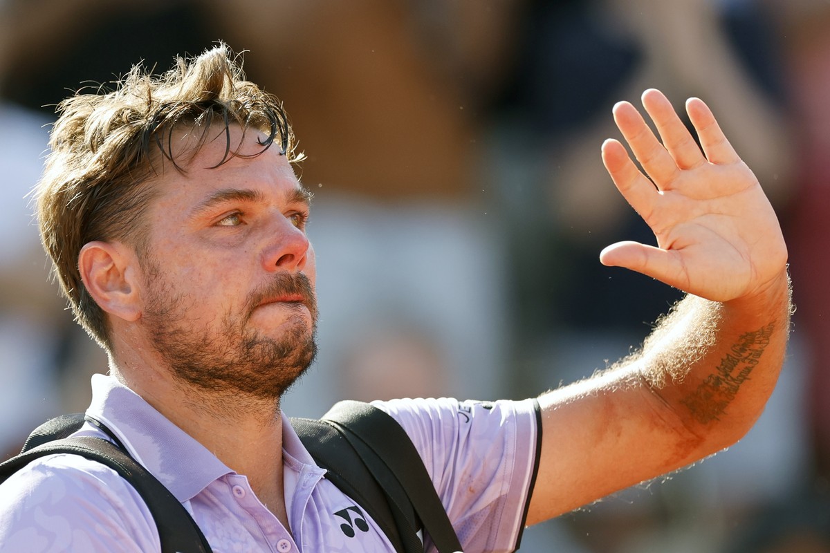 Switzerland's Stan Wawrinka waves as he leaves after losing against Thanissi Kokkakis of Australia during their second round match of the French Open tennis tournament at the Roland Garros stadiu ...