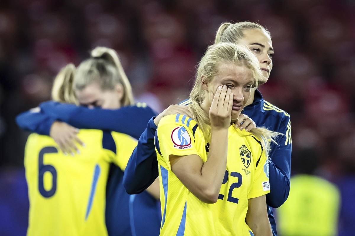 Sweden's Smilla Holmberg (22) and teammates react after losing in a penalty shootout the Women's Euro 2025 quarterfinals soccer match between Sweden and England at Stadion Letzigrund in Zuri ...